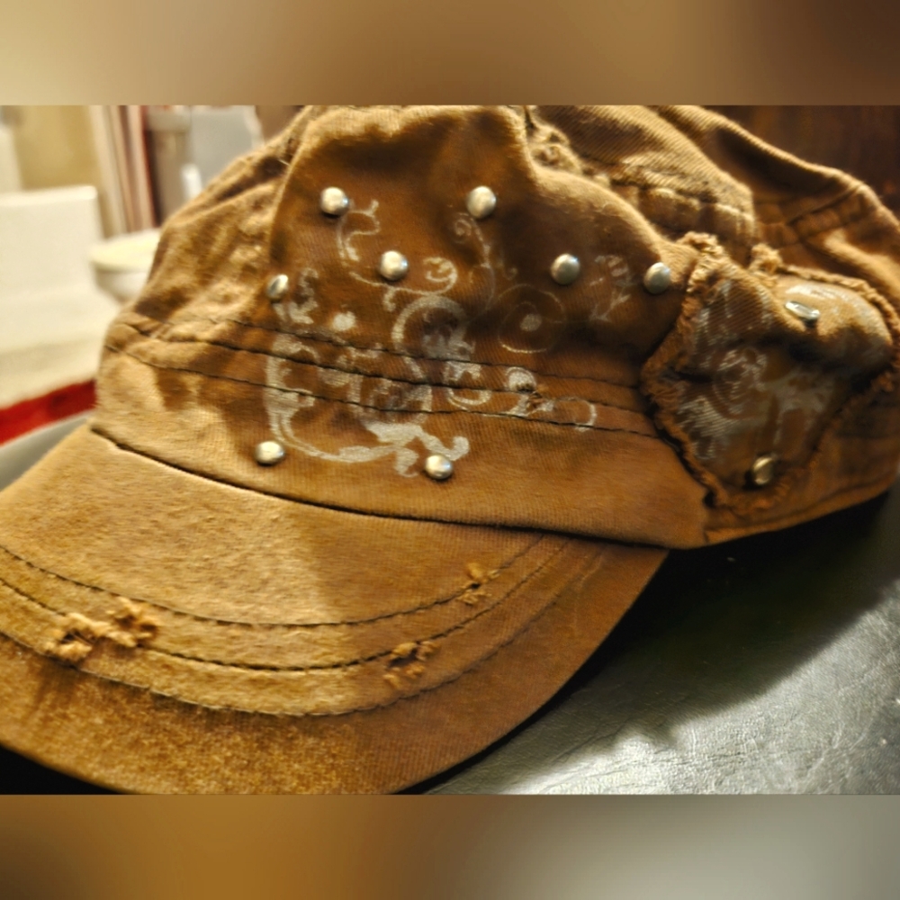 Ladies/Unisex Y2K Streetwear small brim hat, size small. Great condition! Cute! - Picture 2 of 6